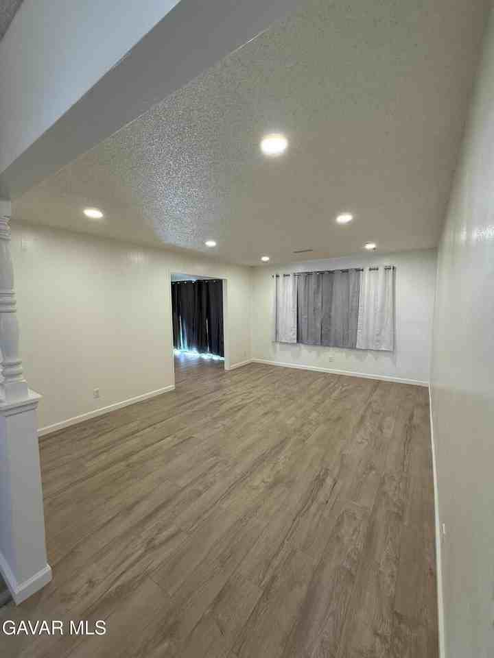 45303 Lorimer Ave - Photo 5 of 16