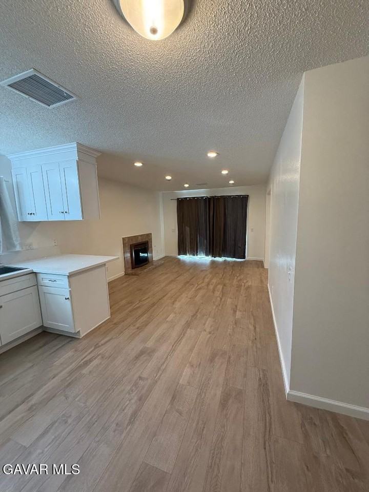 45303 Lorimer Ave - Photo 6 of 16