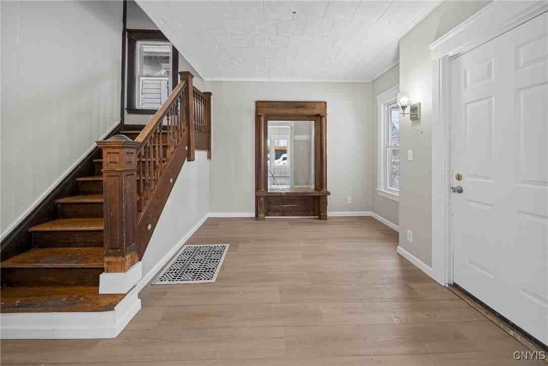 330 W Ostrander Ave - Photo 3 of 36