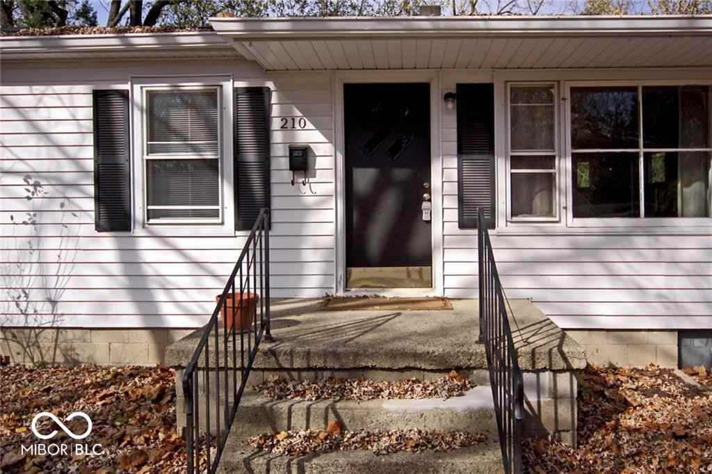 210 W Sycamore St - Photo 3 of 19