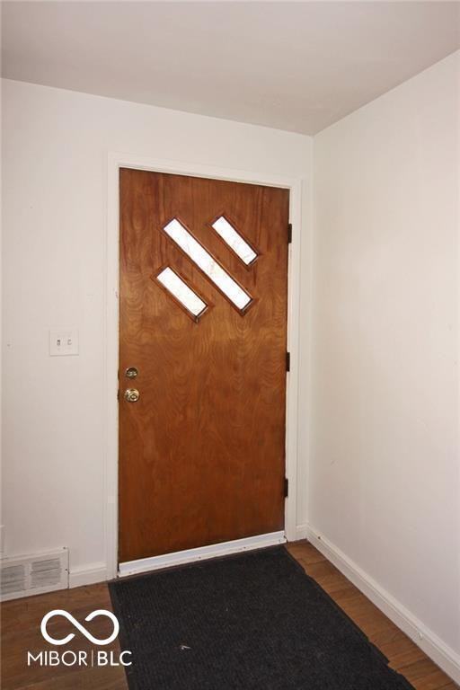 210 W Sycamore St - Photo 4 of 19