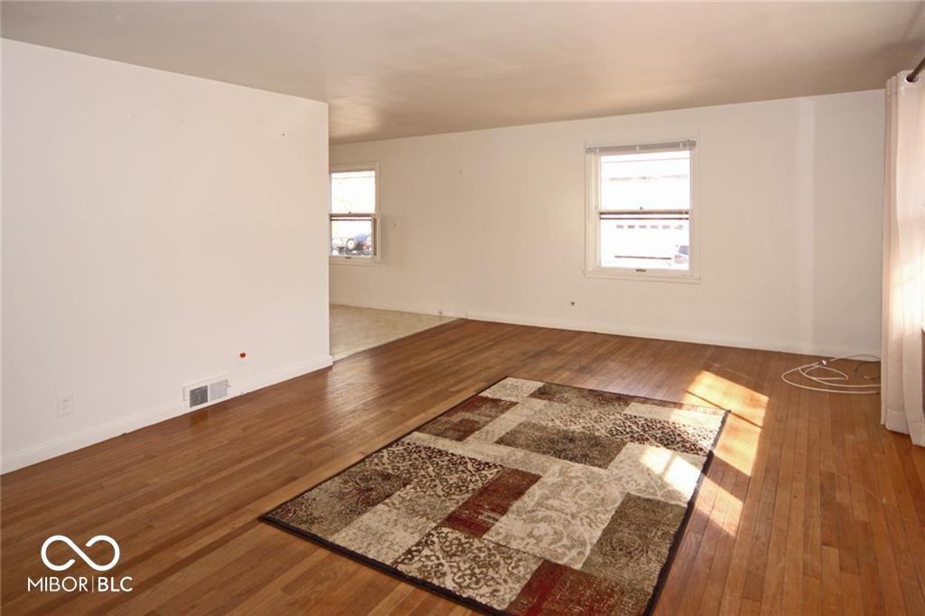 210 W Sycamore St - Photo 5 of 19