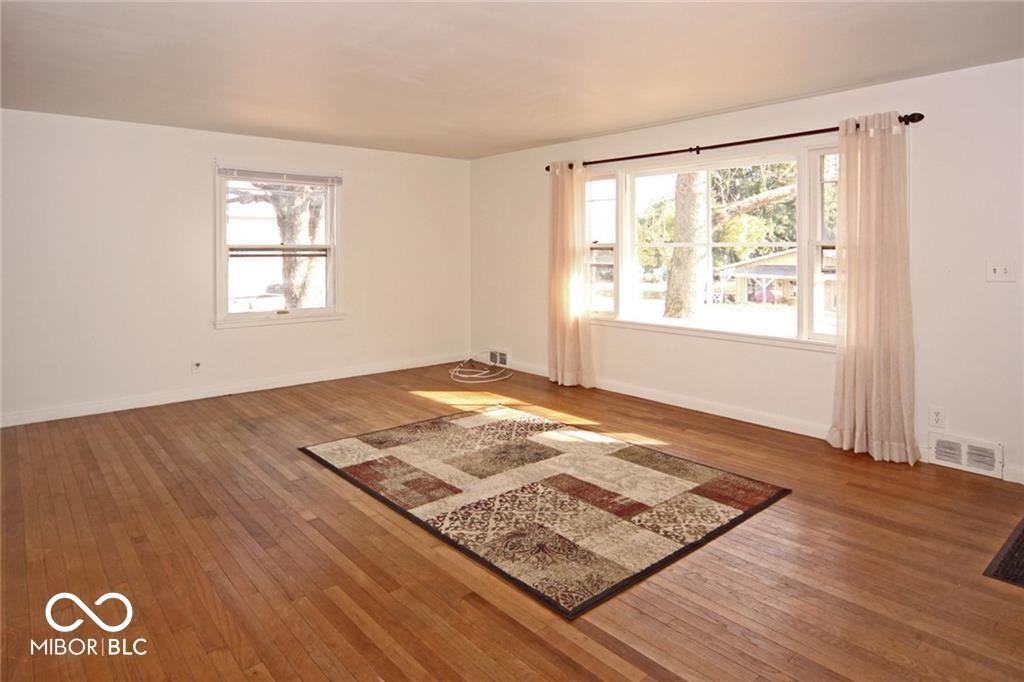 210 W Sycamore St - Photo 6 of 19