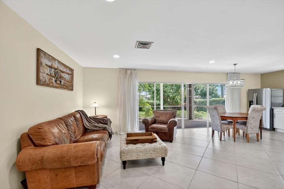324 Orange Tree Dr - Photo 4 of 28