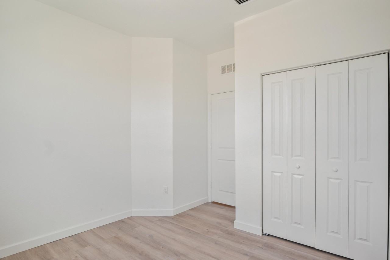 852 Se Grovebush Ln - Photo 3 of 30