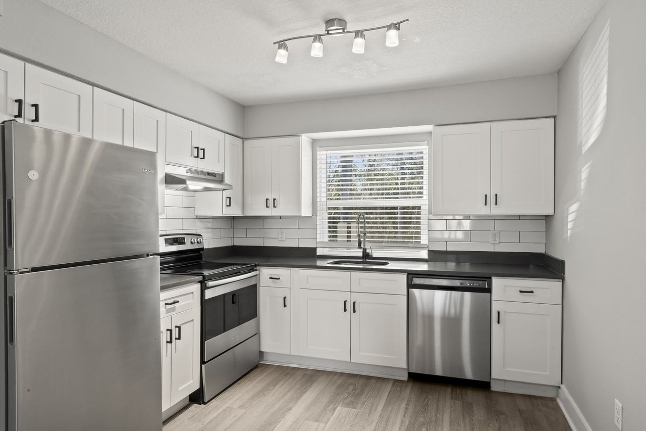 Mandarin Bay Apartments - Photo 4 of 37