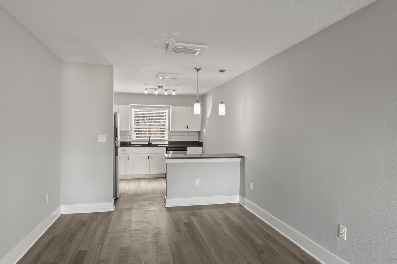 Mandarin Bay Apartments - Photo 6 of 37