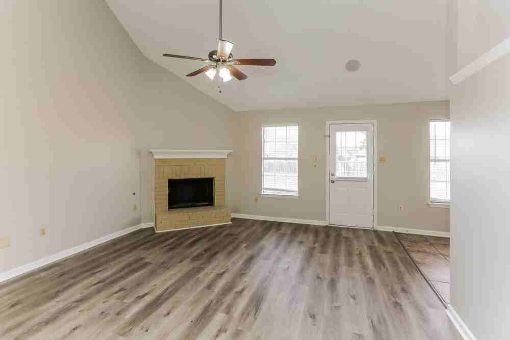 6688 Ross Manor Dr - Photo 4 of 19