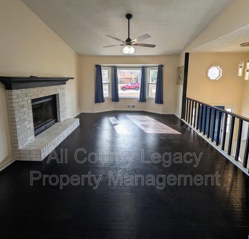 1200 Creekwood Cv - Photo 3 of 13