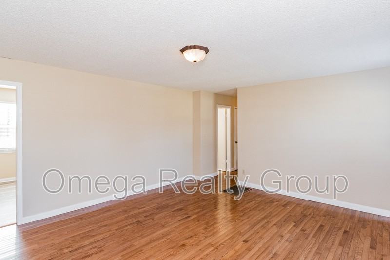 1031 Oak Blvd - Photo 7 of 27