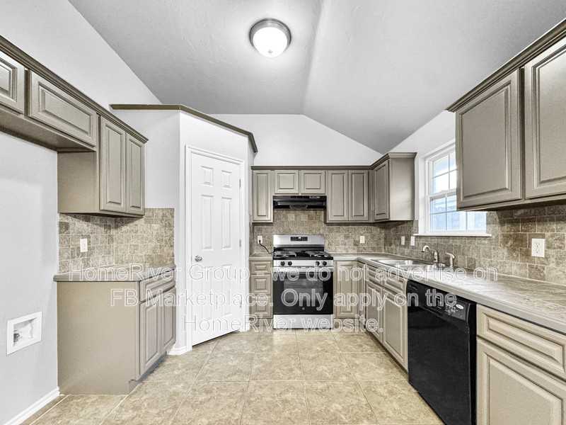 1024 Denmark St - Photo 5 of 25