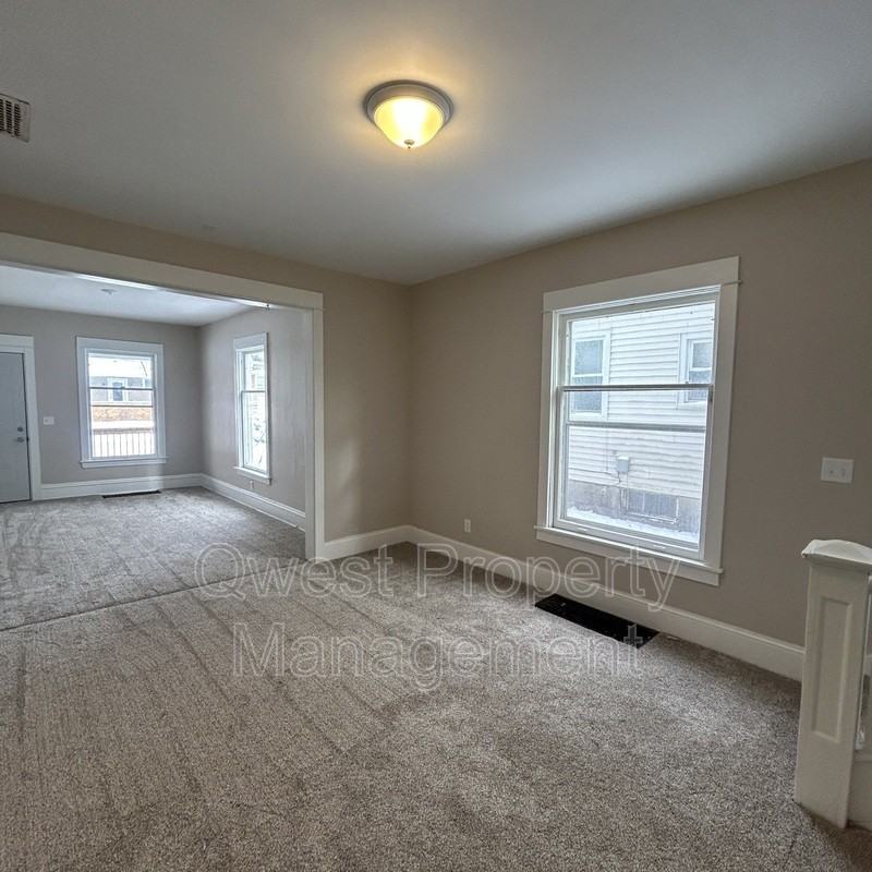 218 Travis St Ne - Photo 2 of 6