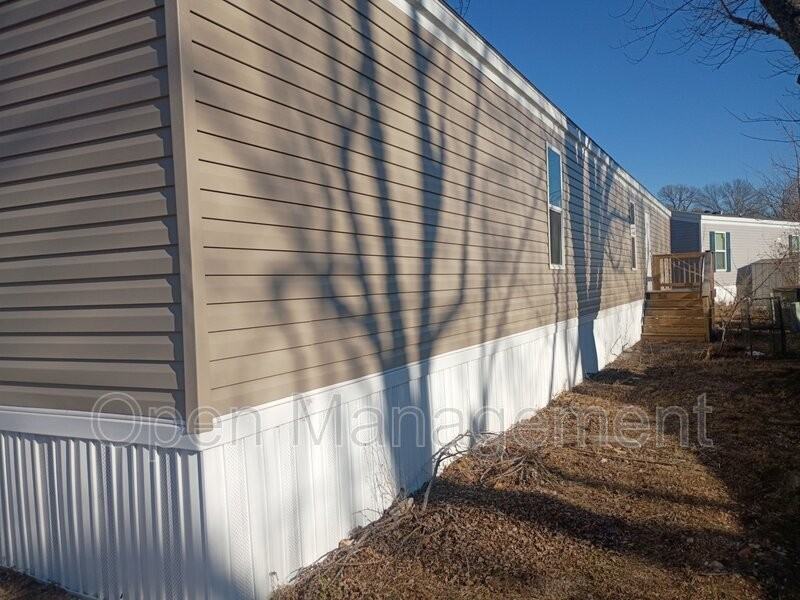 16 English Village Park - Photo 4 of 9