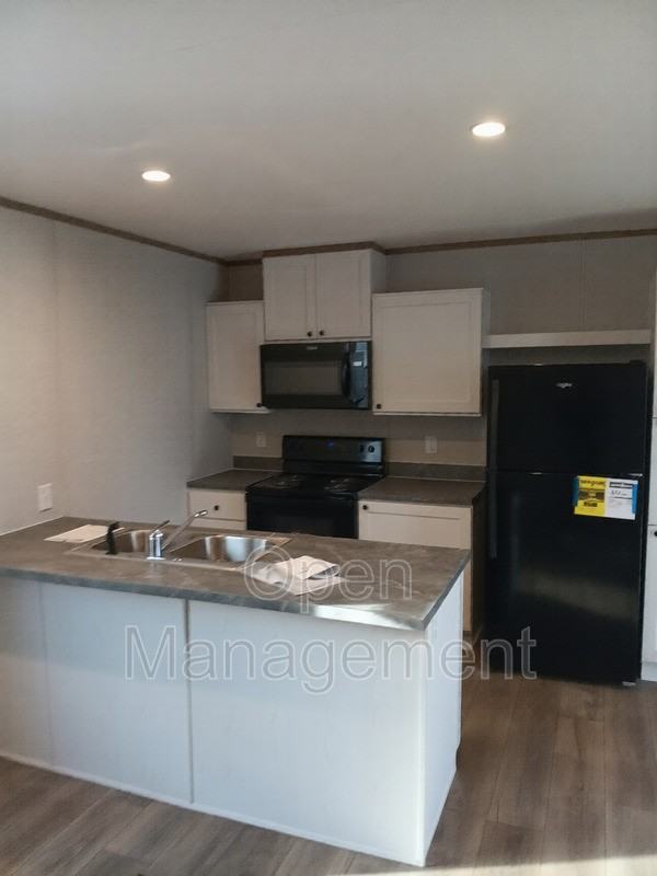 16 English Village Park - Photo 6 of 9