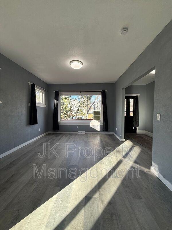 1512 3rd Ave N - Photo 4 of 50