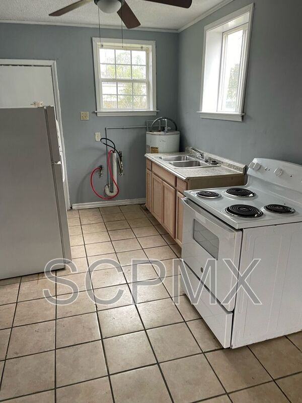 949 Woods St - Photo 2 of 7