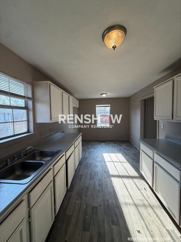 341 Lincoln St - Photo 6 of 11