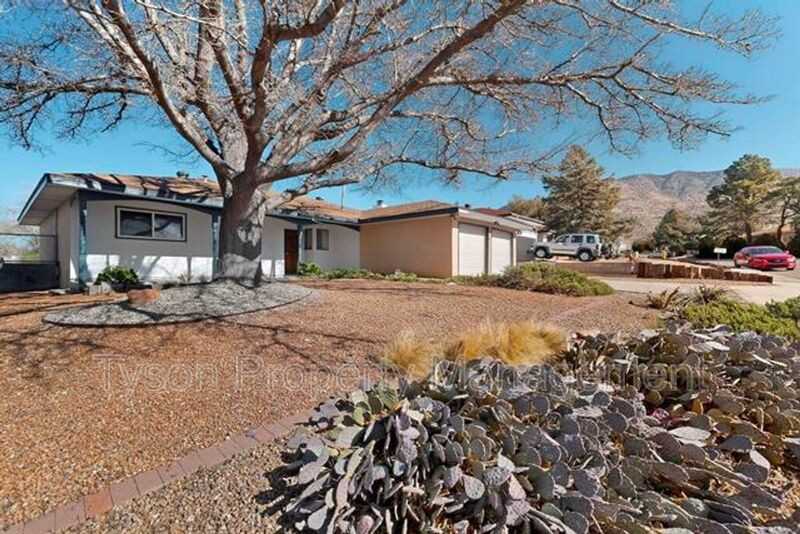 12241 Woodland Ave Ne - Photo 4 of 33