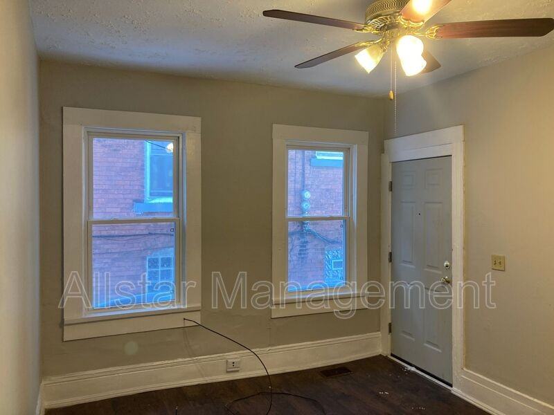 3523 W 58th St - Photo 4 of 12