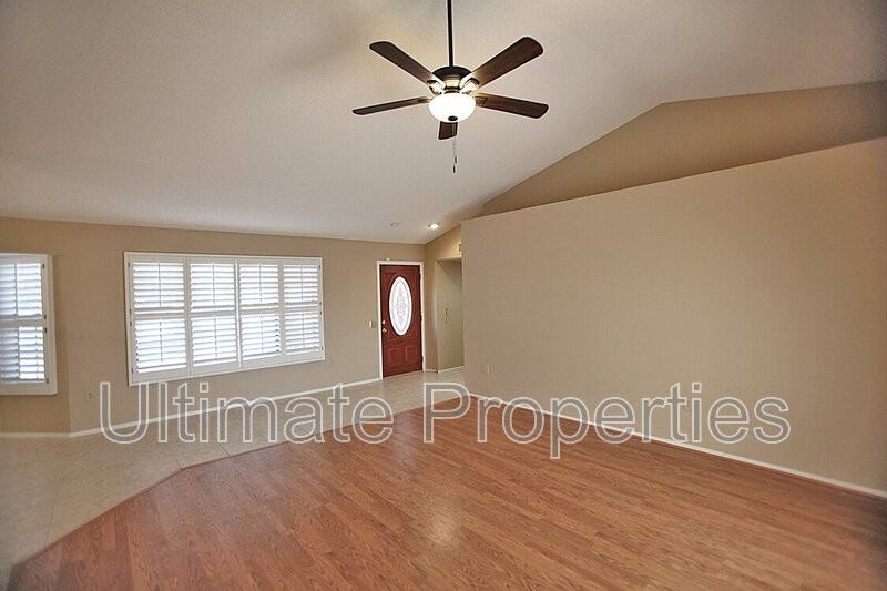 14735 W Buttonwood Dr - Photo 2 of 16