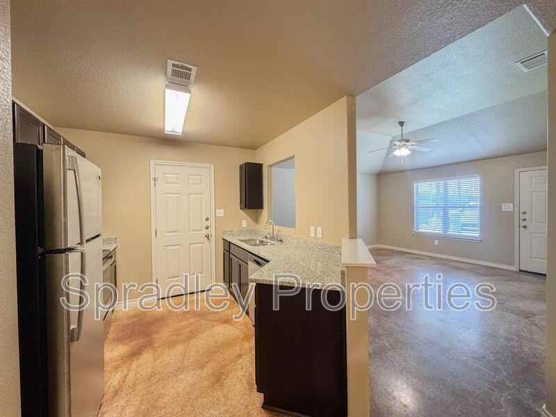 1028 Edwards Dr Apt B - Photo 4 of 18