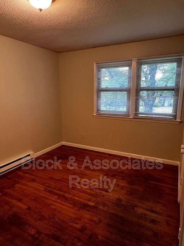 1503 Glenridge Rd - Photo 4 of 6