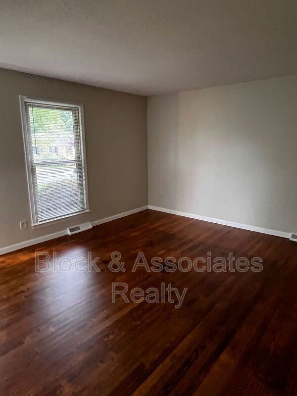 1503 Glenridge Rd - Photo 5 of 6