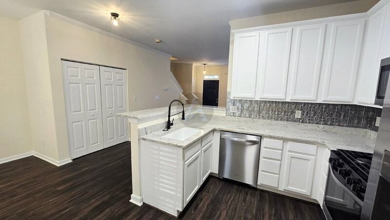 4704 Liberty Square Dr - Photo 5 of 34