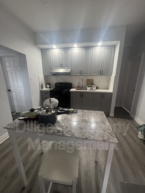 219 Stewart St - Photo 4 of 21