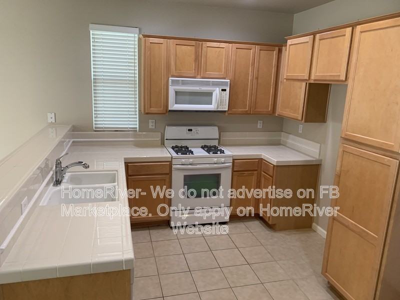 2001 Esplanade Cir - Photo 3 of 21