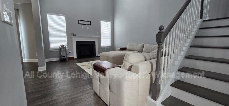 4413 Stole Rd - Photo 4 of 19