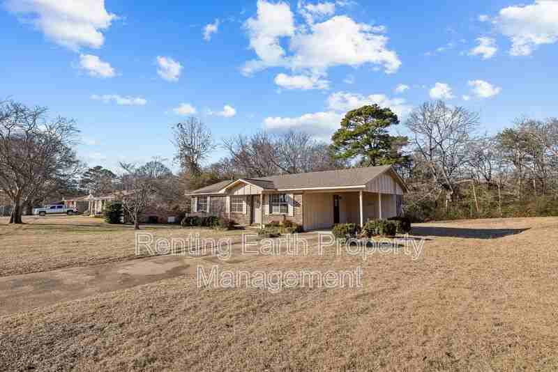 704 3rd St - Photo 5 of 19