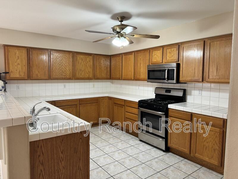 2945 Country Club Dr - Photo 4 of 11