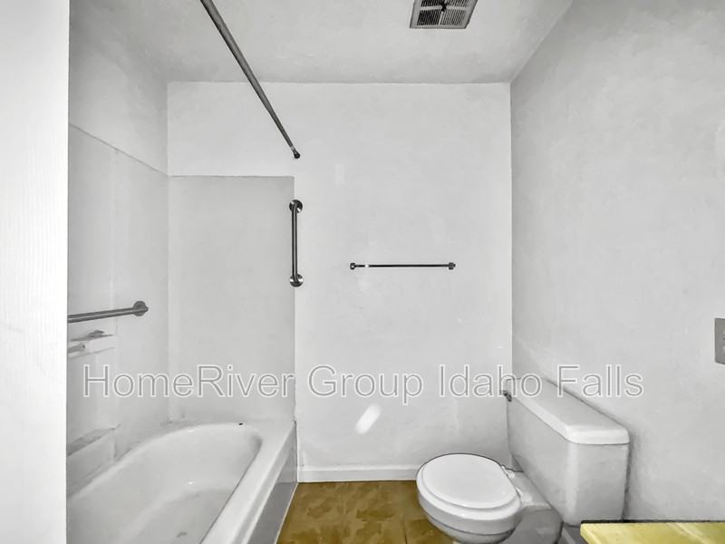 3587 N Main St #B - Photo 5 of 18