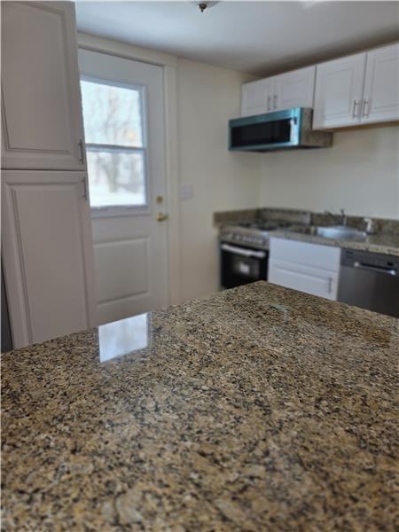 246 Waverley Ave - Photo 4 of 15