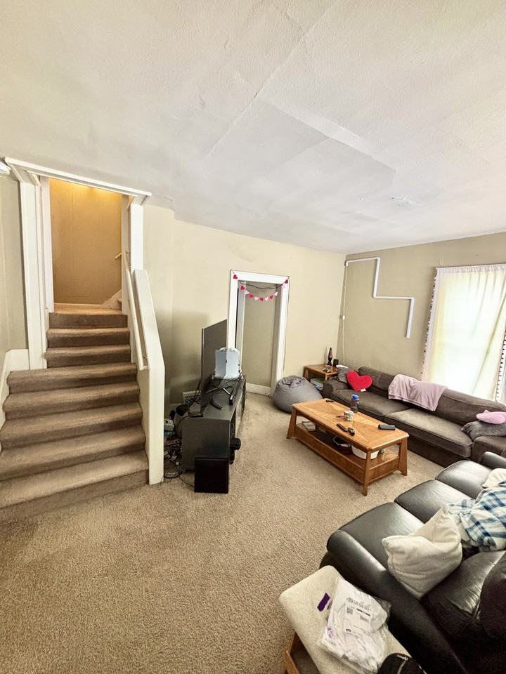 208 E Lewis St - Photo 2 of 7