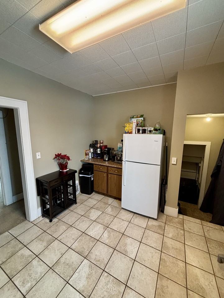 208 E Lewis St - Photo 4 of 7