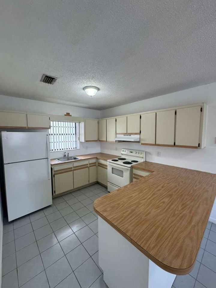 1130 West 37th Street - Photo 5 of 11