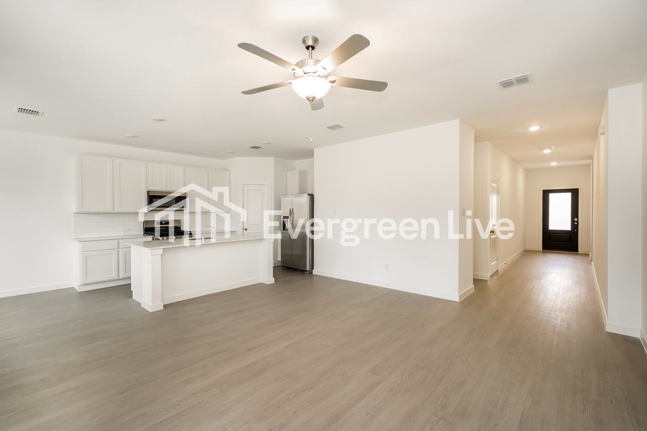 205 Pine St - Photo 4 of 15