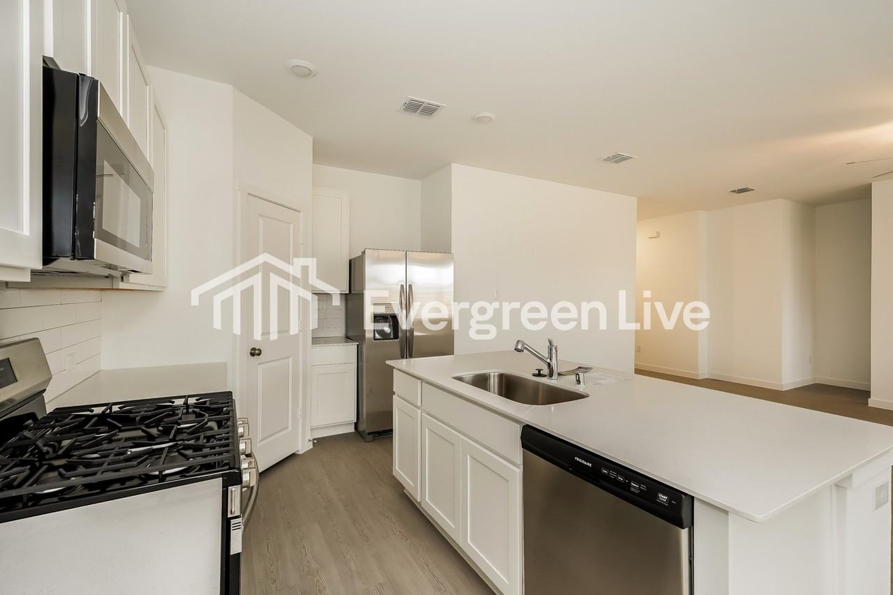 205 Pine St - Photo 6 of 15