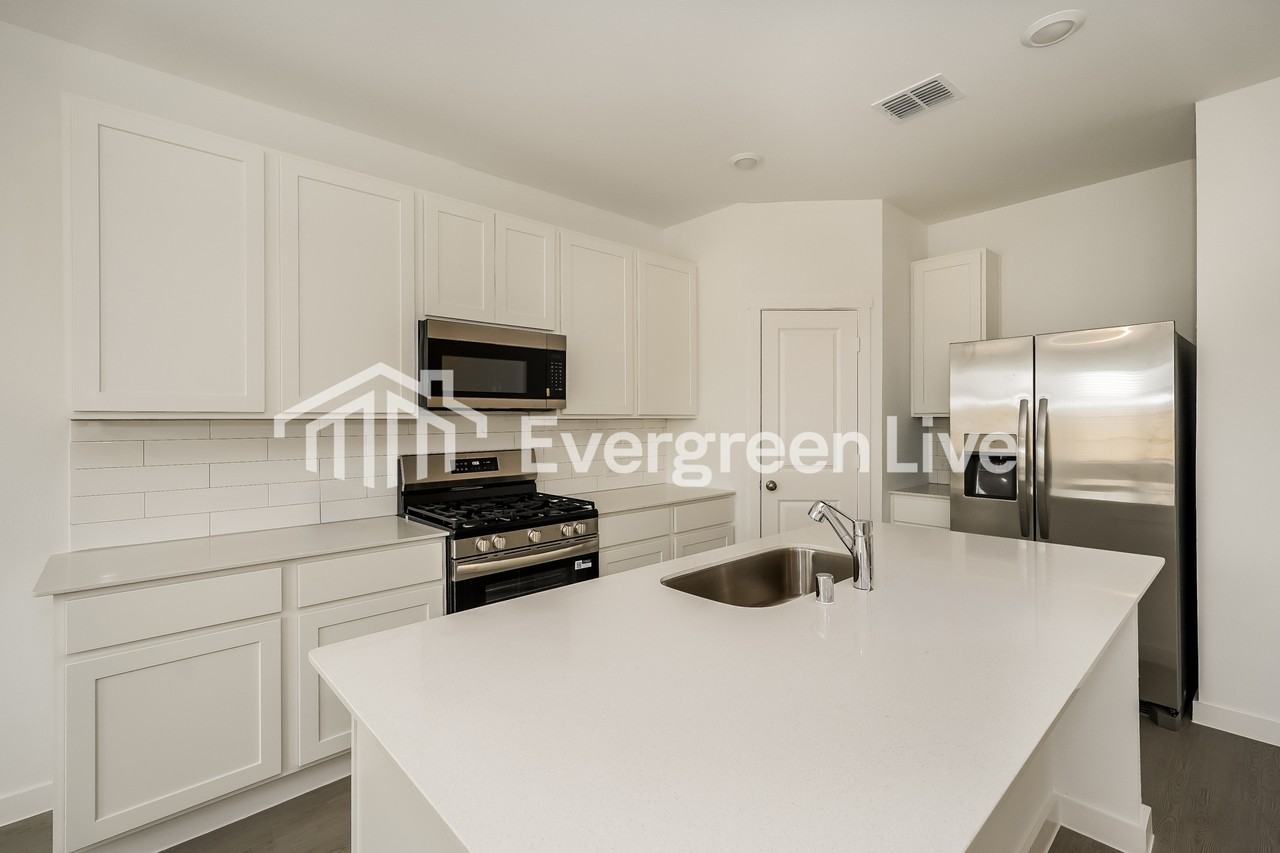 205 Pine St - Photo 7 of 15