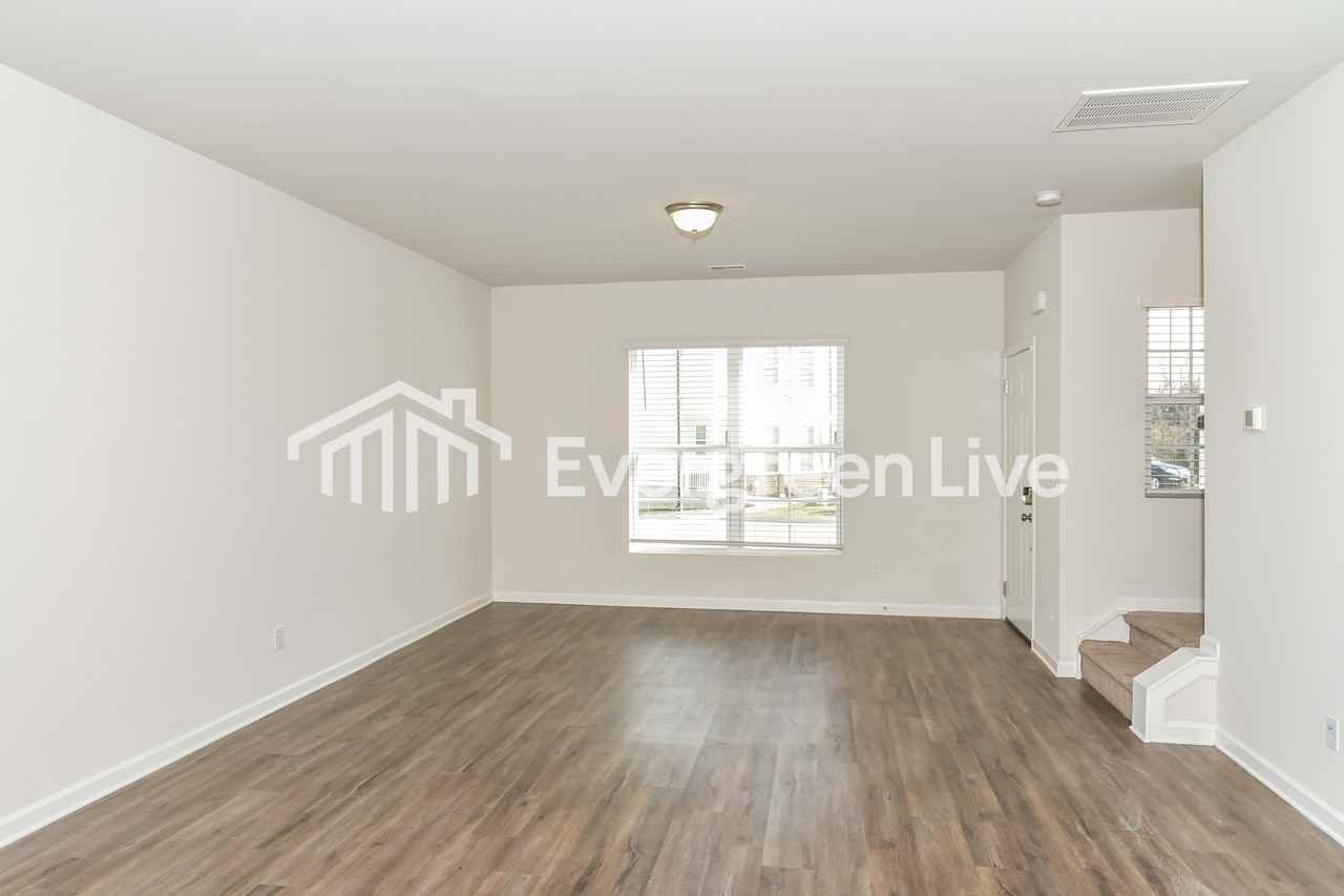 915 Hamilton Crossing Sq - Photo 2 of 15