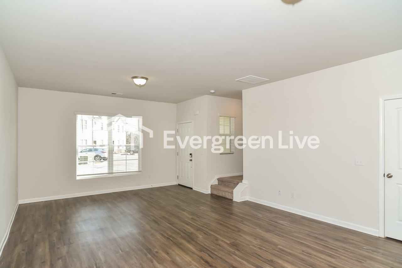 915 Hamilton Crossing Sq - Photo 3 of 15