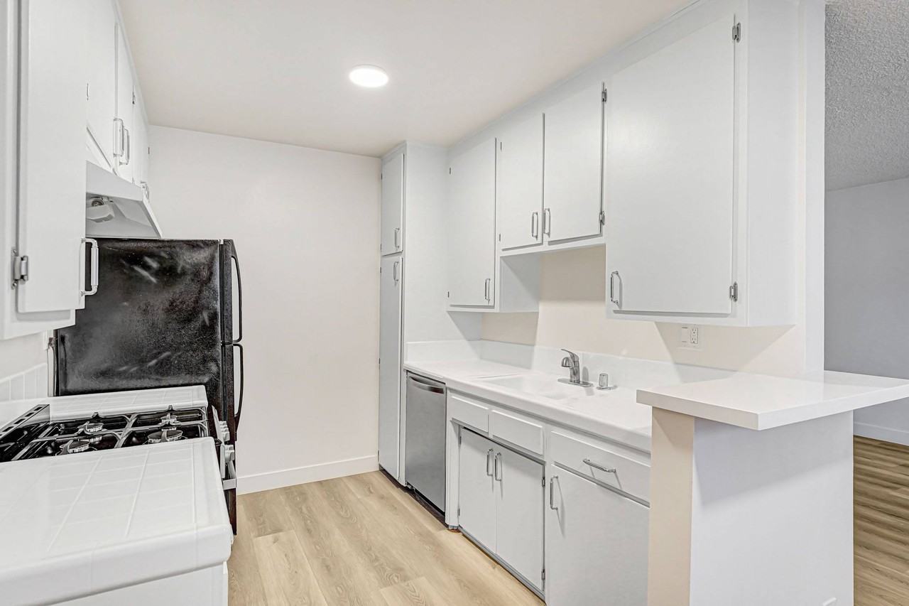 3666 Cardiff - Photo 4 of 18