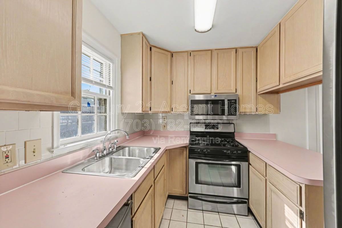 1404 S Quincy St - Photo 3 of 10