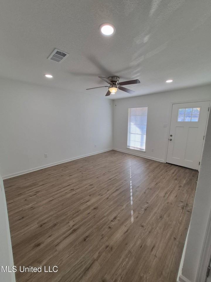 4100 Karen St - Photo 2 of 15