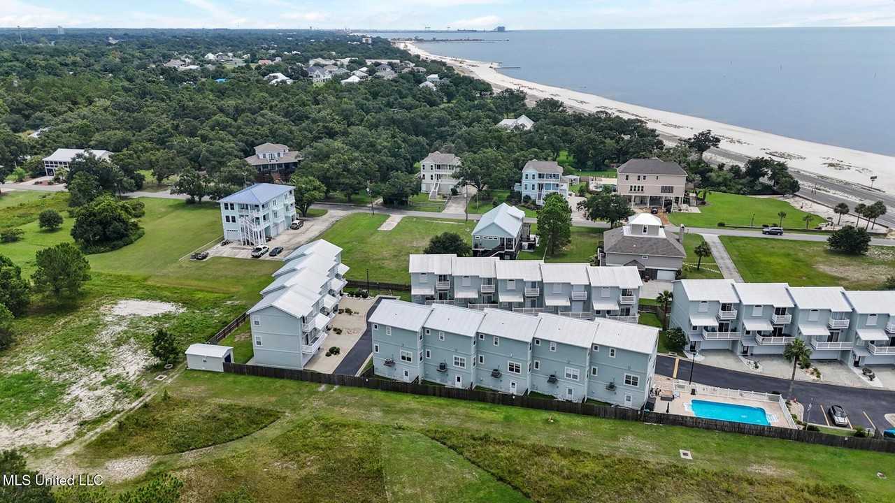 728 W Beach Blvd - Photo 2 of 41