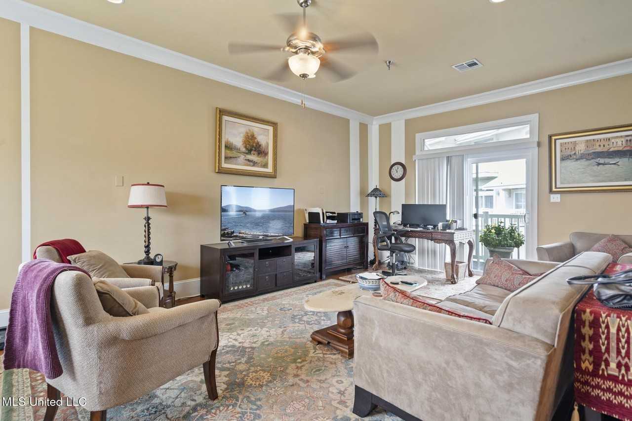 728 W Beach Blvd - Photo 3 of 41