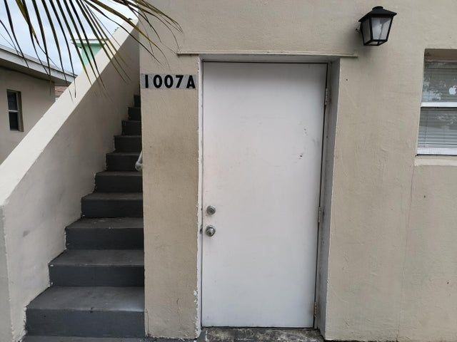 1007 S E St ##A - Photo 2 of 17
