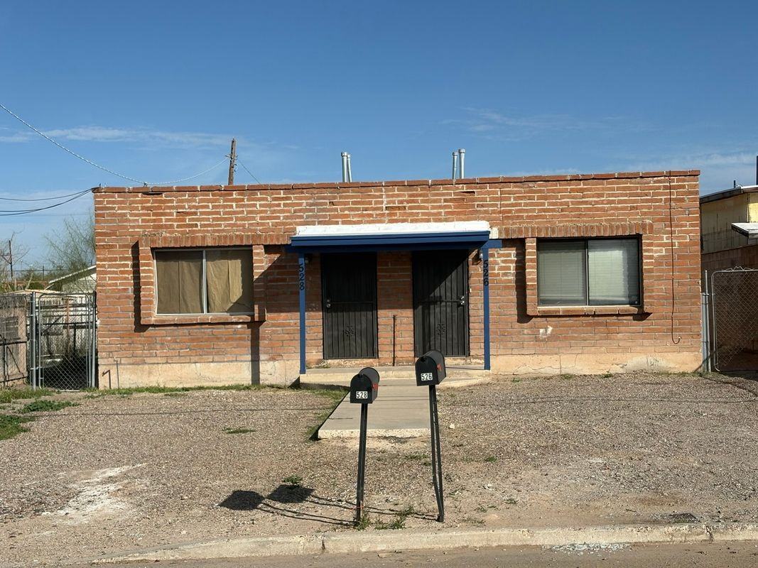 528 W 42nd St - Photo 2 of 10